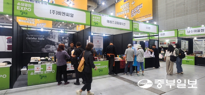 지난 19일 수원컨벤션센터 전시관 A홀에서 진행된 ‘소상공인+5070 일자리박람회 & 소상공인 EXPO’ 에서 시민들이 부스에 진열된 상품을 구경하고 있다. 신연경기자