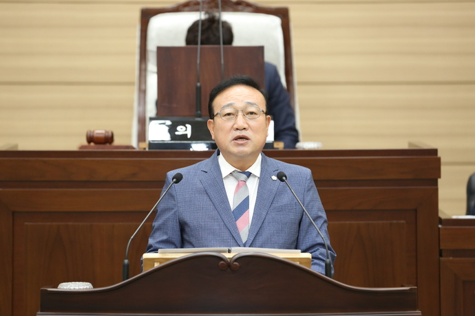 김학엽 인천 서구의원이 22일 열린 제276회 임시회 제1차 본회의에서 ‘수도권매립지 부지 공공열분해시설 설치사업 원점 재검토 촉구 결의안’에 대한 제안 설명을 하고 있다. 사진=서구의회