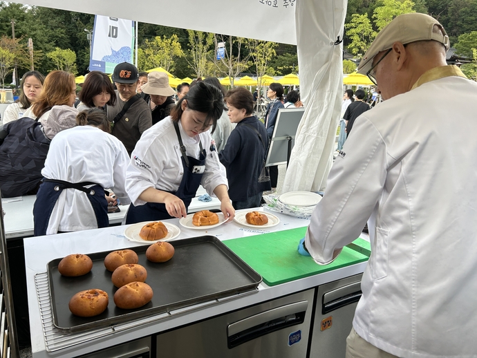 지난 19일 광주시 남한산성면에서 열린 남한산성 문화제에서 권영복 ㈜세전 이사가 ‘토마토 건강빵’ 시식 행사를 진행하고 있다. 사진=한두흠 교수