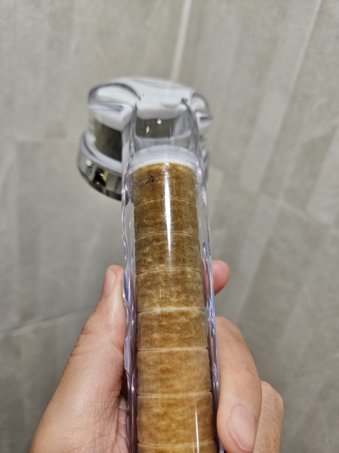 지난 22일 광주지역 한 맘카페에 올라온 하루도 되지 않아 갈색으로 변해버린 샤워기 필터. 사진=광주시맘카페