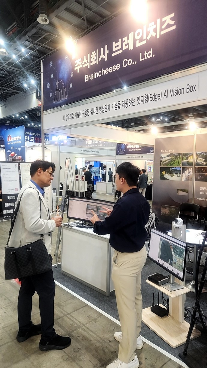 이민재 ㈜브레인치즈 대표(오른쪽)가 지난 17일 고양시 일산 킨텍스에서 열린 ‘2025 대한민국 안전산업박람회’에 참가해 영상관제시스템 ‘Snatch AI Cube’ 부스를 열고 관람객에게 셜명하고 있다. 사진=㈜브레인치즈
