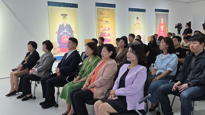 (앞줄 오른쪽부터) 의정부시의회 김현채, 권안나, 이계옥, (김동근 시장), 정미영, 최정희 의원이 23일 오후 의정부문화역-이음 이음갤러리에서 열린 ‘태조 이성계 어진 제작 발표회’에서 영상을 보고 있다. 사진=박홍기 기자