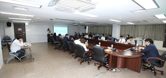 인천 서구의회가 지난 22일 의원간담회장에서 의원 전체 및 사무국 직원 등을 대상으로 청렴교육을 실시했다. 사진=서구의회