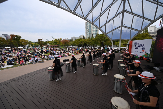 작년 상동호수공원에서 열린 ‘제10회 부천생활문화페스티벌 다락(多樂)’에서 ‘난타해피스쿨’이 공연하고 있다. 사진=부천문화재단