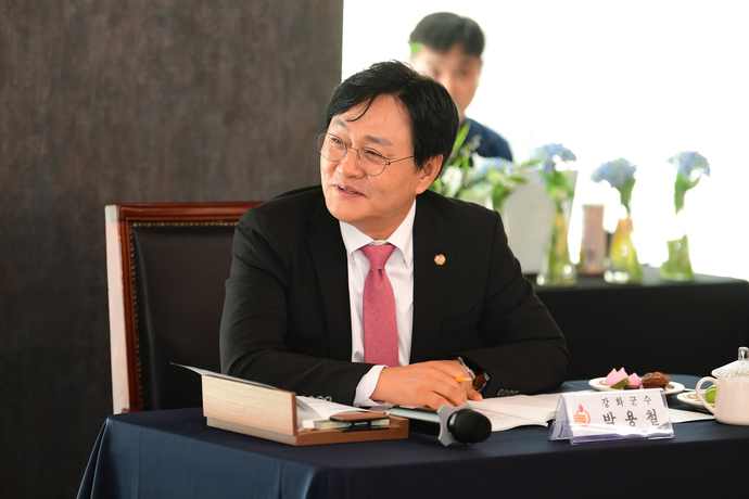 박용철 인천 강화군수가 지난 23일 경기 부천아트센터에서 열린 ‘서부수도권행정협의회’ 제73회 정기회의에서 민선 8기 제3대 회장으로 선출됐다. 사진=강화군청