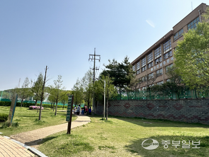 인천 부평구 십정동에 위치한 십정체육공원과 인근 중학교가 바로 맞닿아 있다. 사진=장수빈기자
