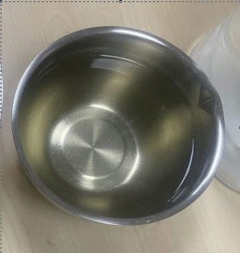 민원이 제기된 가정에서 채수한 수돗물이 필터를 통과하며 갈색으로 변한 모습. 사진=광주시청