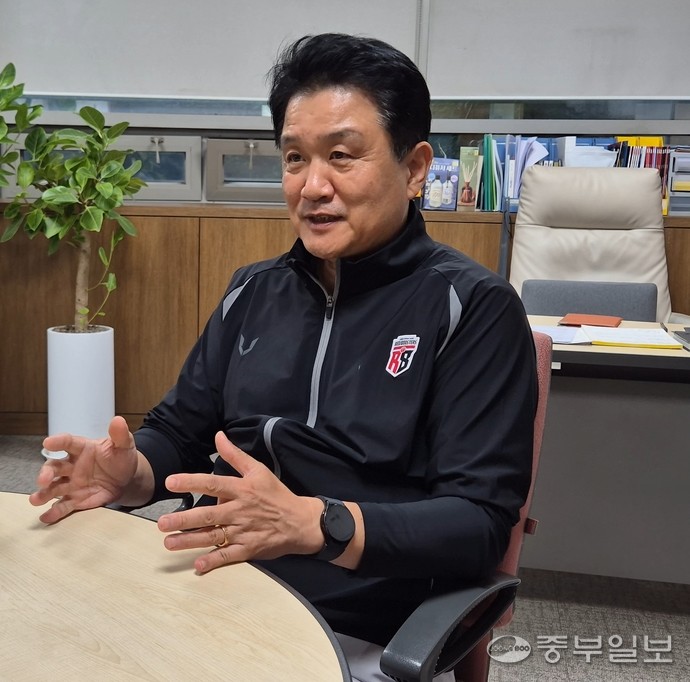 24일 안양 정관장 아레나 감독실에서 진행된 중부일보와의 인터뷰에서 유도훈 감독이 답변하고 있다. 이건우기자