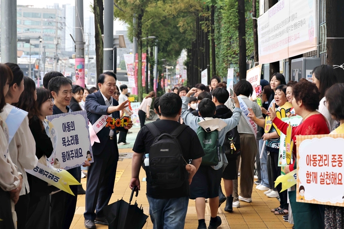 김찬진 인천 동구청장이 25일 서흥초등학교 앞에서 아동 권리 홍보 캠페인에 동참하고 있다. 사진=동구청