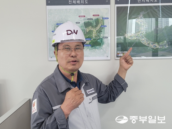25일 광주시 경안동 민간공원 특례사업 건설현장에서 하태중 동원건설 현장소장이 중부일보와의 인터뷰를 진행하고 있다. 사진=김동욱기자