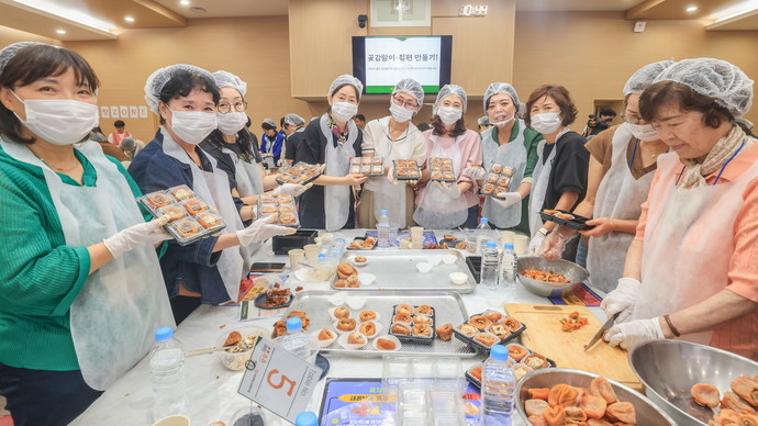 과천에서 열린 추석맞이 나눔 행사, 과천종합사회복지관 주관으로 성황리에 개최(오른쪽부터 네번째 신계용 과천시장).사진=과천시