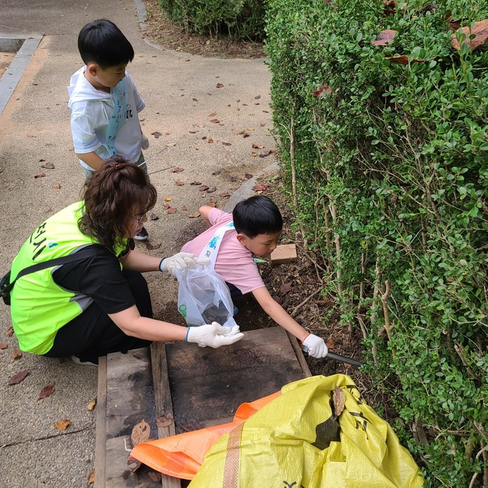 원문동 환경정비 봉사활동 모습.사진=과천시