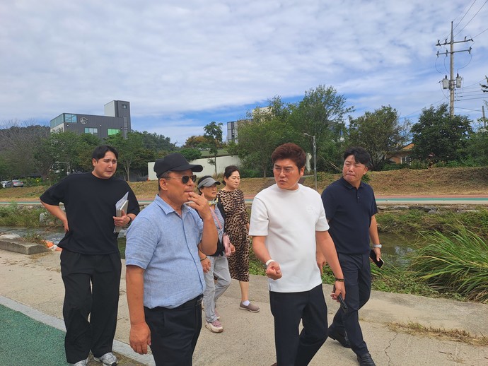 안치용 용인특례시의원이 주민들과 함께 현장을 점검하고 있다. 사진=용인시의회