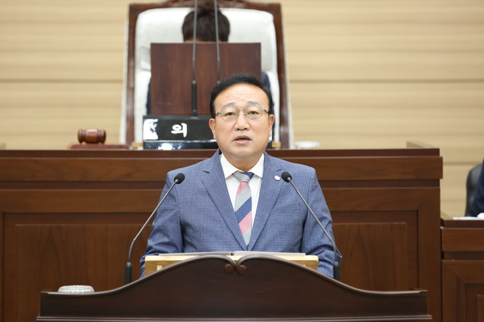 김학엽 인천 서구의원이 지난 22일 열린 제276회 임시회 제1차 본회의에서 ‘수도권매립지 부지 공공열분해시설 설치사업 원점 재검토 촉구 결의안’에 대한 제안 설명을 하고 있다. 사진=서구의회