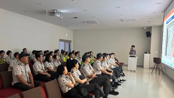 안양시는 지난 24일 스마트도시통합센터에서 자율방범대와 달빛동행서비스 관련 간담회를 개최했다.