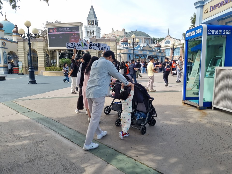 용인특례시가 드림스타트 사업의 일환으로 대상 아동과 가족들과 함께 에버랜드로 가족소풍을 진행했다. 사진=용인시