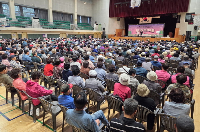 의왕시니어클럽은 의왕국민체육센터에서 노인일자리 및 사회활동 지원 사업 참여 어르신 약 800명을 대상으로 문화활동 행사를 성황리에 개최했다.시진=의왕시청