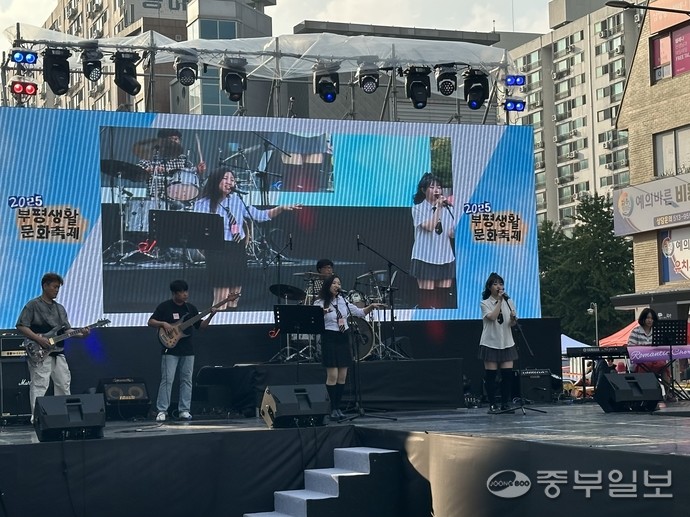 지난 27일 진행된 2025년 부평생활문화축제 2부 공연에 오른 ‘로맨틱코드’가 뜨거운 무대를 선보이고 있다. 사진=노선우 기자