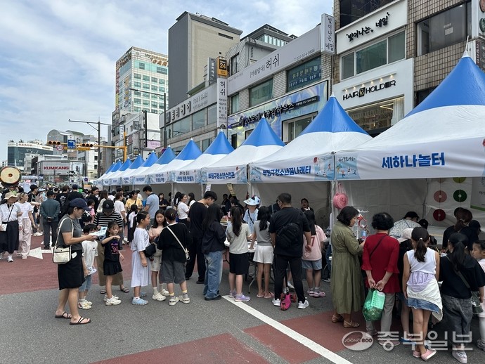 지난 27일 진행된 2025년 부평생활문축제 전시·체험 부스를 찾은 시민들. 사진=노선우 기자