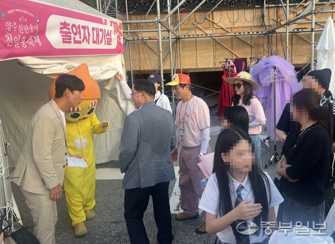 강수현 양주시장의 등이 땀에 흠뻑 젖어 있다. 사진=박홍기 기자