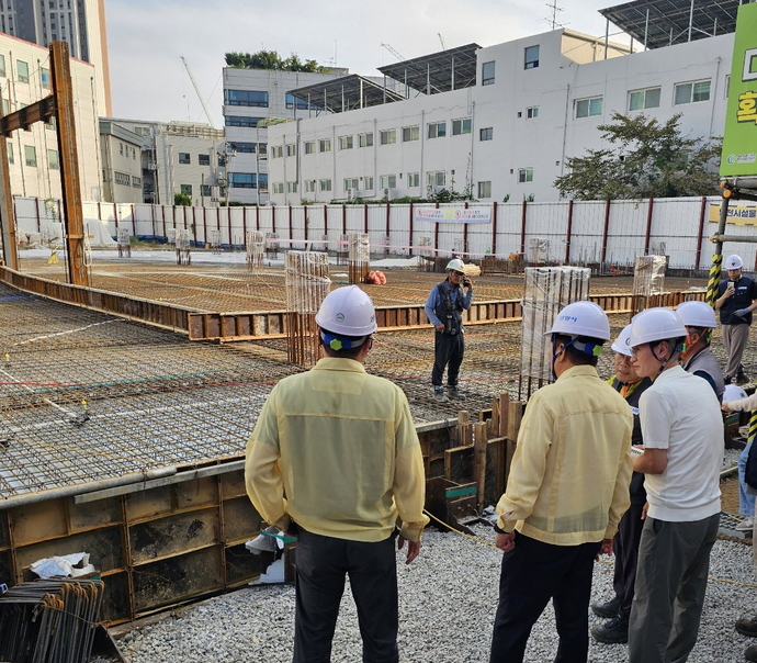 최대호 안양시장(왼쪽에서 두번째)이 거푸집 사고가 발생한 공사현장을 방문해 관계자들로부터 현황을 설명받고 추가 피해 없도록 사고 원인을 명확히 조사할 것을 지시했다.사진=안양시청