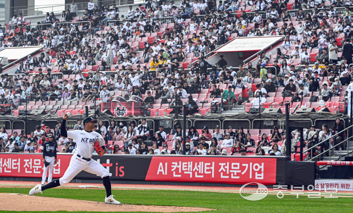 지난 3월 23일 오후 수원시 KT위즈파크에서 열린 ‘2025 신한 SOL BANK KBO리그’ KT 위즈와 한화 이글스의 경기에서 팬들이 응원을 하고 있다. 임채운기자