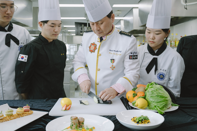 서정대 호텔외식조리과 학생들이 실습하는 모습. 사진=서정대학교