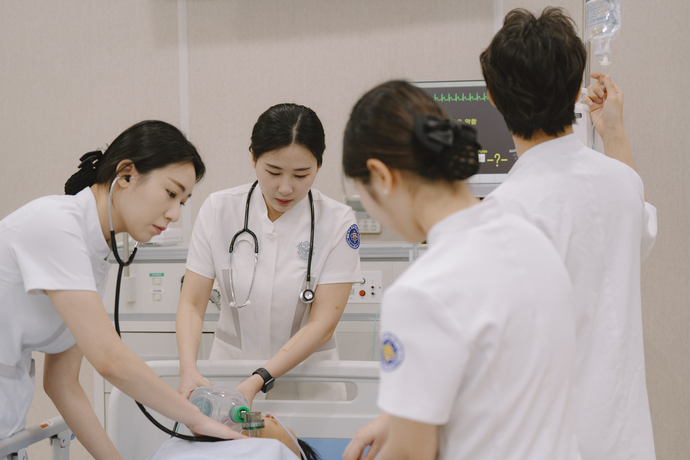 서정대 간호학과 학생들이 실습하는 모습. 사진=서정대학교