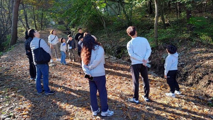 가을나들이로 충남 청양 소재 군포시청소년수련원을 찾은 가족들이 숲에서 자연의 정취를 만끽하고 있다. 사진=군포시청