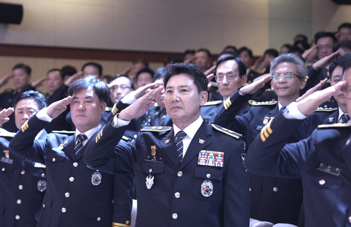 김동권 경기북부경찰청장이 29일 오전 취임식에서 경례를 하고 있다. 사진=경기북부경찰청