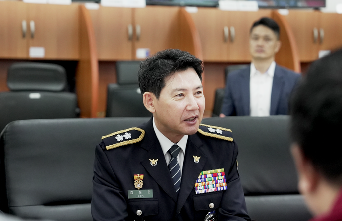 김동권 경기북부경찰청장이 29일 오전 청사 내 기자실에서 출입기자들과 간담회를 진행하고 있다. 사진=경기북부경찰청