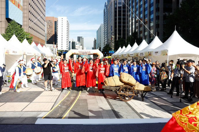 임금님표이천브랜드관리본부가 오는 22일부터 5일 간 개최되는 ‘제24회 이천쌀문화축제’를 앞두고 사전행사로 지난 25일과 26일 서울 청계광장에서 ‘이천쌀 진상행렬’ 퍼포먼스를 진행하고 있다.사진=이천시청