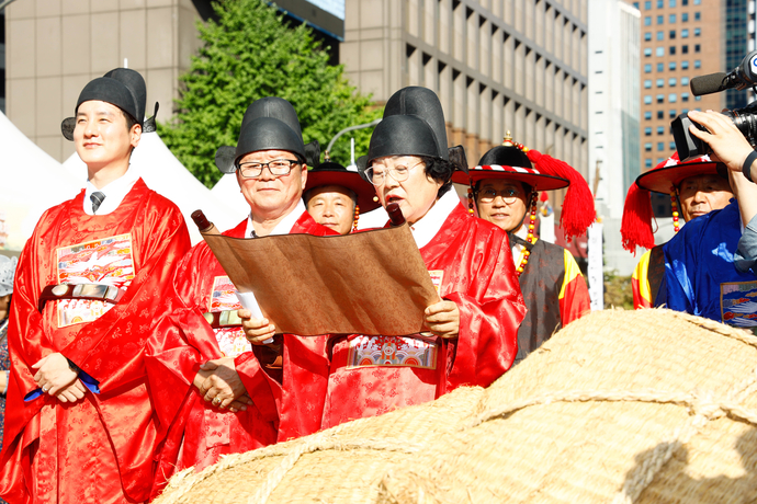 임금님표이천브랜드관리본부가 주관한 이천쌀문화축제 청계광장 사전행사에 참석한 김경희 시장이  관계자들과 함께 축제 홍보에 적극 나서고 있다.사진=이천시청