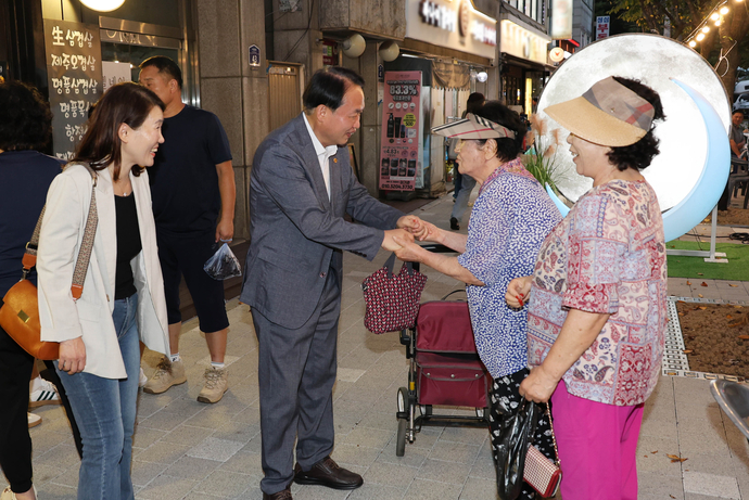 김찬진 동구청장이 최근 수문통 달빛 야장 행사를 찾은 주민들에게 인사를 건네고 있다. 사진=동구청