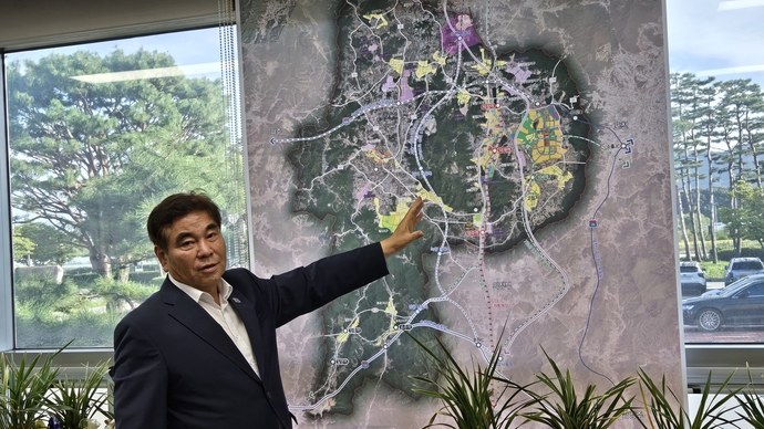 이흥규 사장이 양주시 지도를 가르키며 공사 주요 현안에 대해 설명하고 있다. 사진=박홍기기자