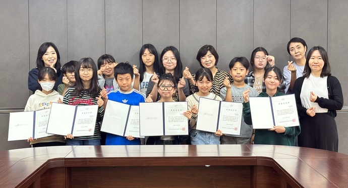 중앙대학교 광명병원이 매년 기부를 이어오는 소하초등학교 학생들에게 감사장을 전달하고 기념촬영을 하고 있다.    사진=중앙대학교 광명병원