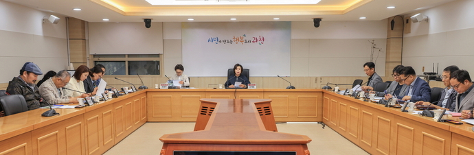 과천시가 줄타기 전수교육관 건립 부지 선정을 놓고 시청 상황실에서 신계용 시장(가운데)과 시 관계자 등이 최적의 건립 부지 선정 이유와 규모 등에 대해 의견을 나누고 있다. 사진=과천시청