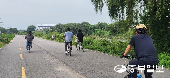 성남시에 위치한 사회적협동조합 일하는학교와 중부일보의 협업 프로그램 ‘모멘텀’에 참여하는 청년들이 지난 16일 성남시 탄천 일대에서 자전거 타기 소모임 활동을 하고 있다. 신연경기자