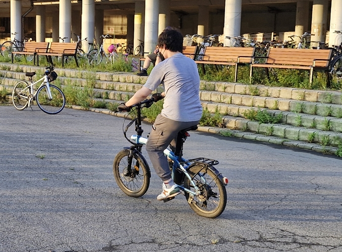 성남시에 위치한 사회적협동조합 일하는학교와 중부일보의 협업 프로그램 ‘모멘텀’에 참여하는 청년들이 성남시 탄천 일대에서 자전거 타기 연습을 하고 있다. 사진=일하는학교