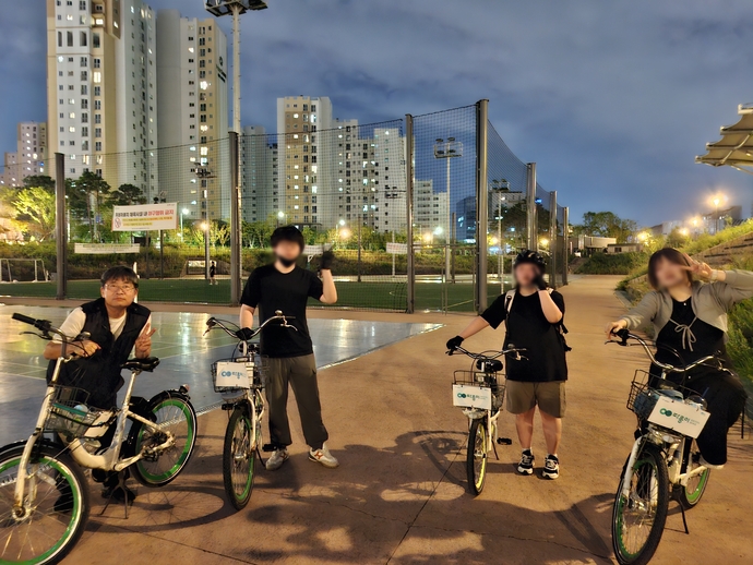 성남시에 위치한 사회적협동조합 일하는학교와 중부일보의 협업 프로그램 ‘모멘텀’에 참여하는 청년들이 성남시 탄천 일대에서 이환래 강사와 자전거 타기 소모임을 마치고 기념촬영을 한 모습. 사진=일하는학교