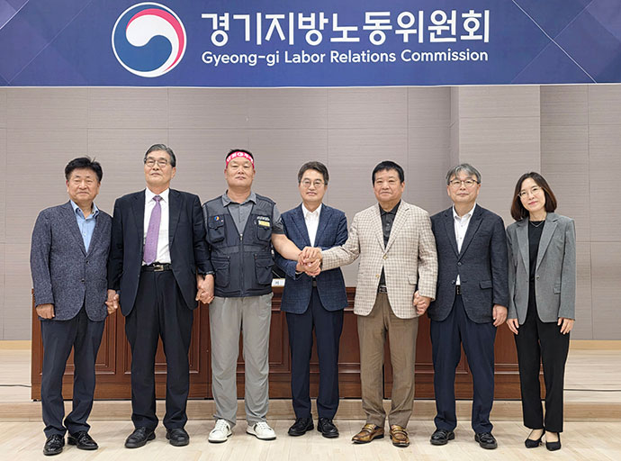 1일 오전 경기 수원시 경기지방노동위원회에서 열린 경기도버스노조협의회와 경기도버스운송사업조합의 최종 조정회의에서 임금협상을 타결한 노사 양측이 김동연 경기도지사와 기념촬영을 하고 있다.  연합뉴스