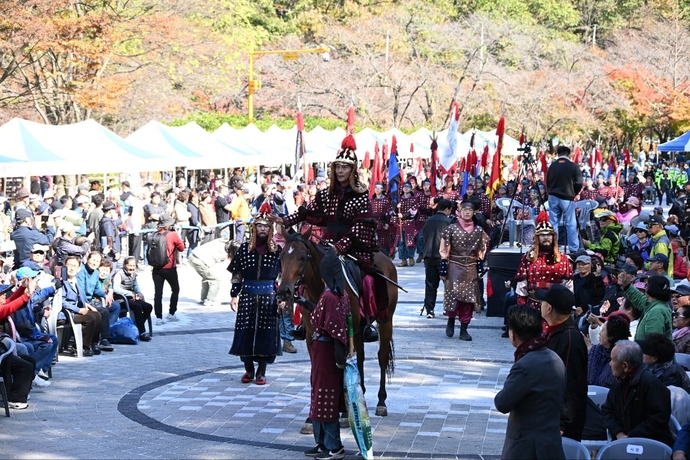 지난해 진행된 ‘제 36회 소요단풍문화제’에서 조선시대 장군의 귀환을 연출하고 있다. 사진=동두천시청