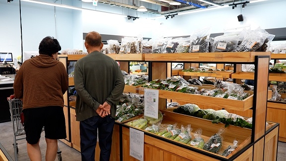 지난달 29일 정식 개장식을 열고 본격적인 운영에 들어간 로컬푸드 직매점 문산점에서 고객들이 상품을 고르고 있다. 사진=파주시청