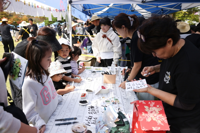 지난해 열린 의왕한글한마당에서 어린이들이 한글 체험 부스에 참여하고 있다. 사진=의왕시청