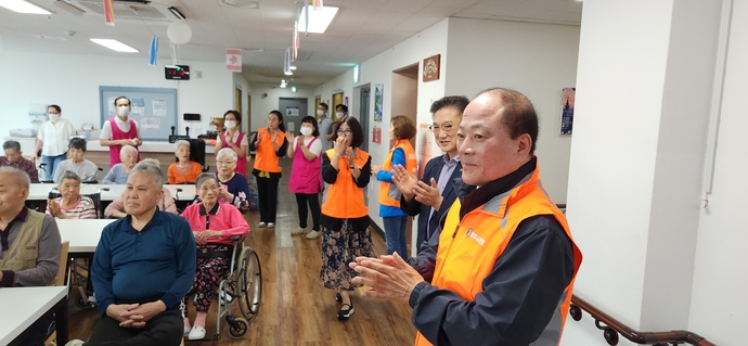 양정현 양주시민회장이 1일 오후 꽃동산실버요양원에서 봉사자들의 공연을 보며 박수를 치고 있다. 사진=양주시민회