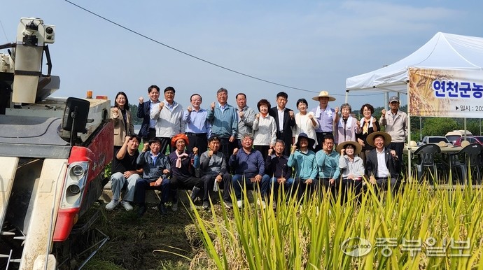 김덕현 연천군수(뒷열 왼쪽 네번째)가 청산면 장탄리 일원에서 진행된 ‘2025년 풍년맞이 벼베기 행사’에서 관계자들과 기념촬영을 하고 있다. 사진=이석중기자