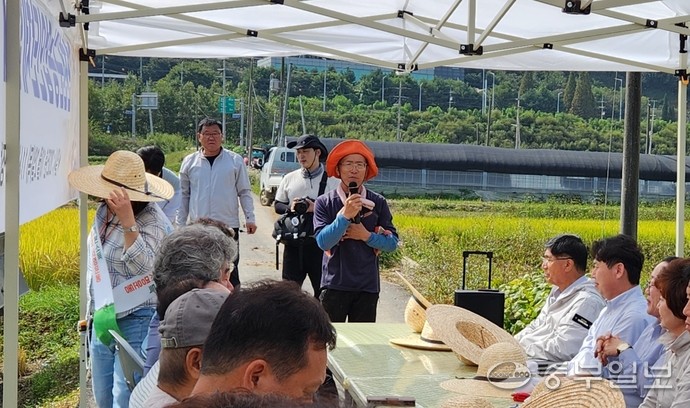 이윤규 연천군농업단체협회 회장이 ‘2025년 풍년맞이 벼베기 행사’에서 인사말을 하고 있다. 사진=이석중기자
