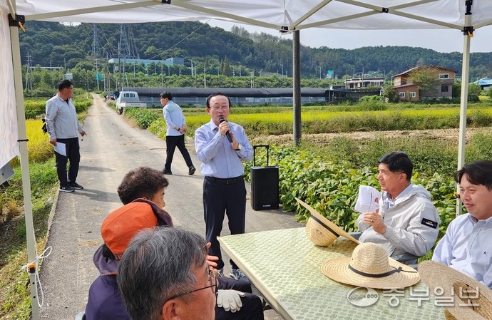 김덕현 연천군수가 2일 청산면에서 열린 ‘2025년 풍년맞이 벼베기 행사’에서 인사말을 하고 있다. 사진=이석중기자