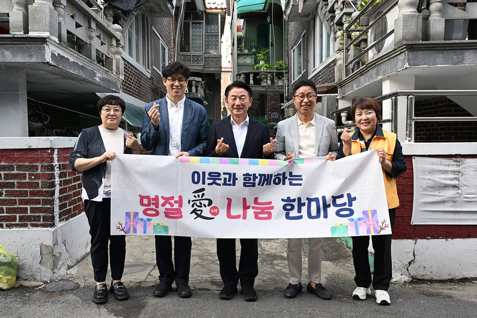 김동근 시장이 9월 30일 ‘돌봄, 삶의현장’ 사업의 참여자들과 함께 기념사진을 찍고 있다. 사진=의정부시