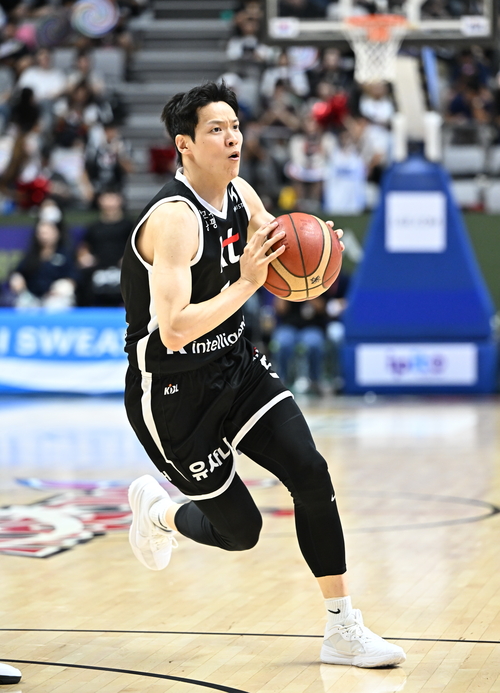 4일 수원 KT소닉붐아레나서 열린 2025~2026 프로농구 정규리그 부산 KCC와의 홈 개막전서 김선형이 돌파하고 있다. 사진=KBL